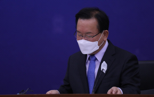 김부겸 국무총리가 4일 오전 정부서울청사에서 열린 제7차 규제자유특구위원회에 참석하고 있다. 김 총리는 지난 3일 더불어민주당 이재명 대선 후보가 요청한 전 국민 재난지원금 추가 지급에 반대의 뜻을 밝혔다. <연합뉴스>
